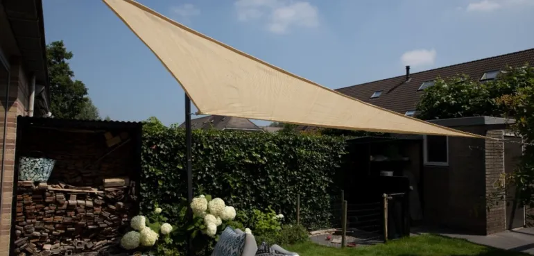 Hoe bevestig ik een schaduwdoek? 